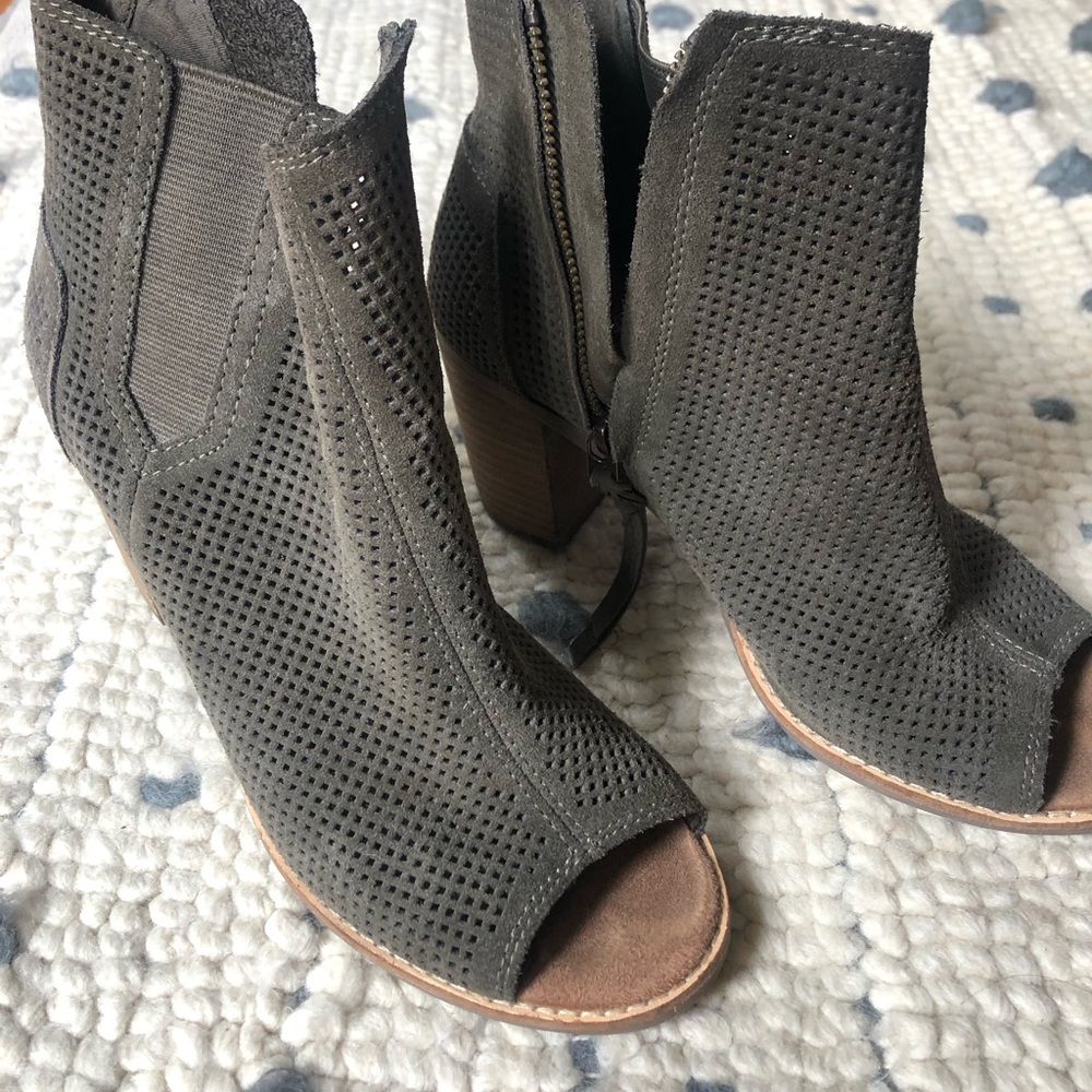 Tom’s open toe bootie